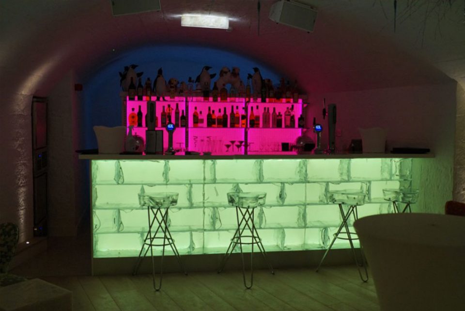 Colour changing bar